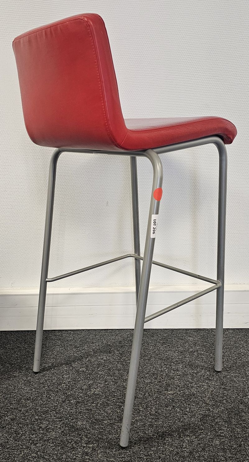 32 CHAISES HAUTES EMPILABLES DE MARQUE STEELCASE MODELE BAR STOOL ONE ASSISE ET DOSSIER EN SIMILI CUIR DE COULEUR GRIS BEIGE VERT ROUGE OU MOUTARDE REPOSANT SUR 4 PIEDS ET UN REPOSE PIEDS EN ACIER LAQUE GRIS. USURE DU SIMILI CUIR. 99 X 39 X 45 CM. LOCALISATION -> BAT A : -2 SO; BAT J : RDC; BAT H : 2, 1