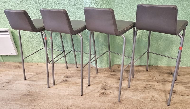 32 CHAISES HAUTES EMPILABLES DE MARQUE STEELCASE MODELE BAR STOOL ONE ASSISE ET DOSSIER EN SIMILI CUIR DE COULEUR GRIS BEIGE VERT ROUGE OU MOUTARDE REPOSANT SUR 4 PIEDS ET UN REPOSE PIEDS EN ACIER LAQUE GRIS. USURE DU SIMILI CUIR. 99 X 39 X 45 CM. LOCALISATION -> BAT A : -2 SO; BAT J : RDC; BAT H : 2, 1