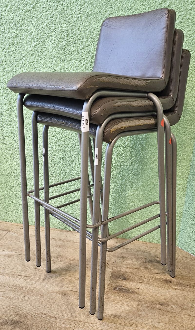 32 CHAISES HAUTES EMPILABLES DE MARQUE STEELCASE MODELE BAR STOOL ONE ASSISE ET DOSSIER EN SIMILI CUIR DE COULEUR GRIS BEIGE VERT ROUGE OU MOUTARDE REPOSANT SUR 4 PIEDS ET UN REPOSE PIEDS EN ACIER LAQUE GRIS. USURE DU SIMILI CUIR. 99 X 39 X 45 CM. LOCALISATION -> BAT A : -2 SO; BAT J : RDC; BAT H : 2, 1