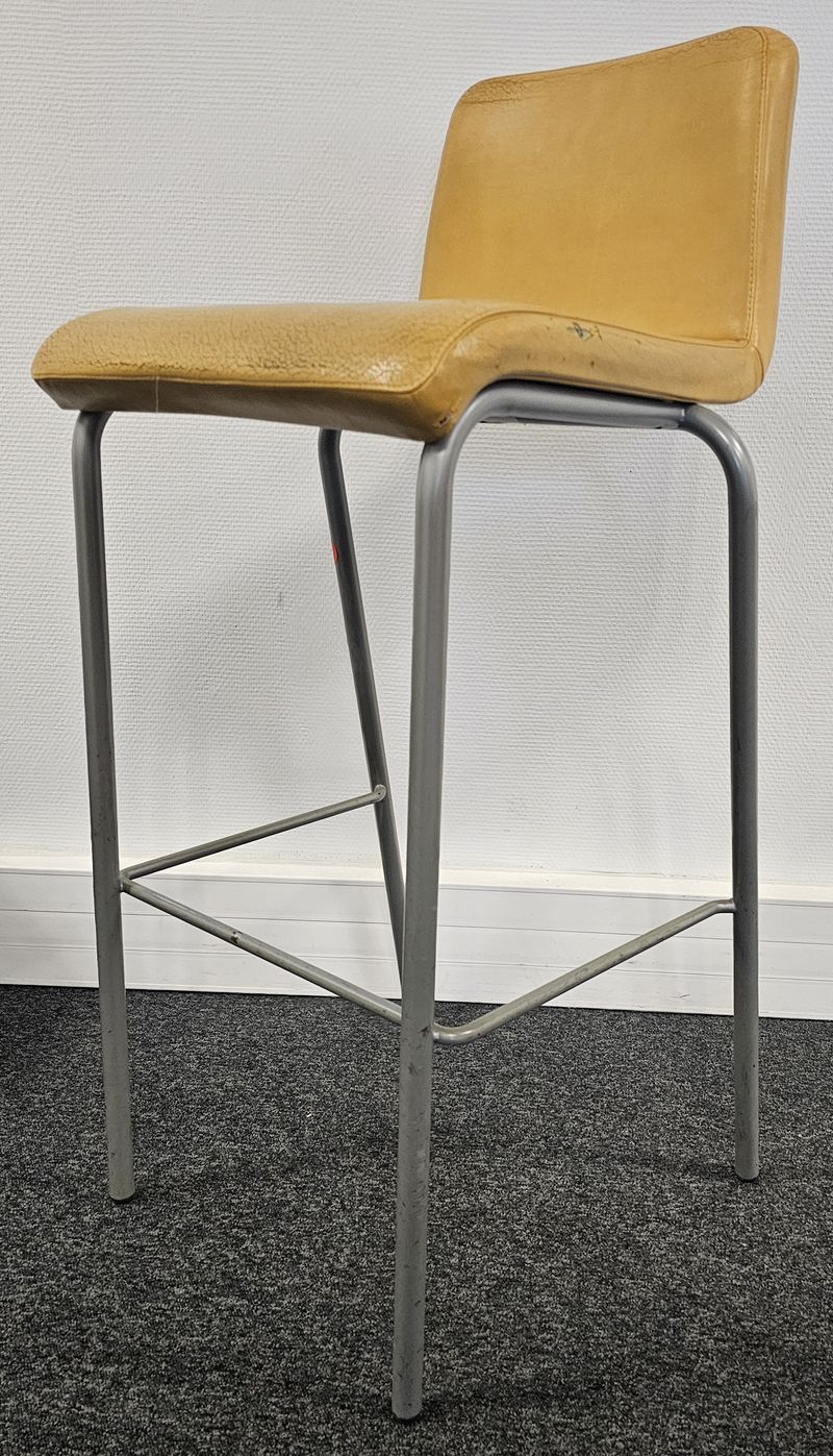 32 CHAISES HAUTES EMPILABLES DE MARQUE STEELCASE MODELE BAR STOOL ONE ASSISE ET DOSSIER EN SIMILI CUIR DE COULEUR GRIS BEIGE VERT ROUGE OU MOUTARDE REPOSANT SUR 4 PIEDS ET UN REPOSE PIEDS EN ACIER LAQUE GRIS. USURE DU SIMILI CUIR. 99 X 39 X 45 CM. LOCALISATION -> BAT A : -2 SO; BAT J : RDC; BAT H : 2, 1