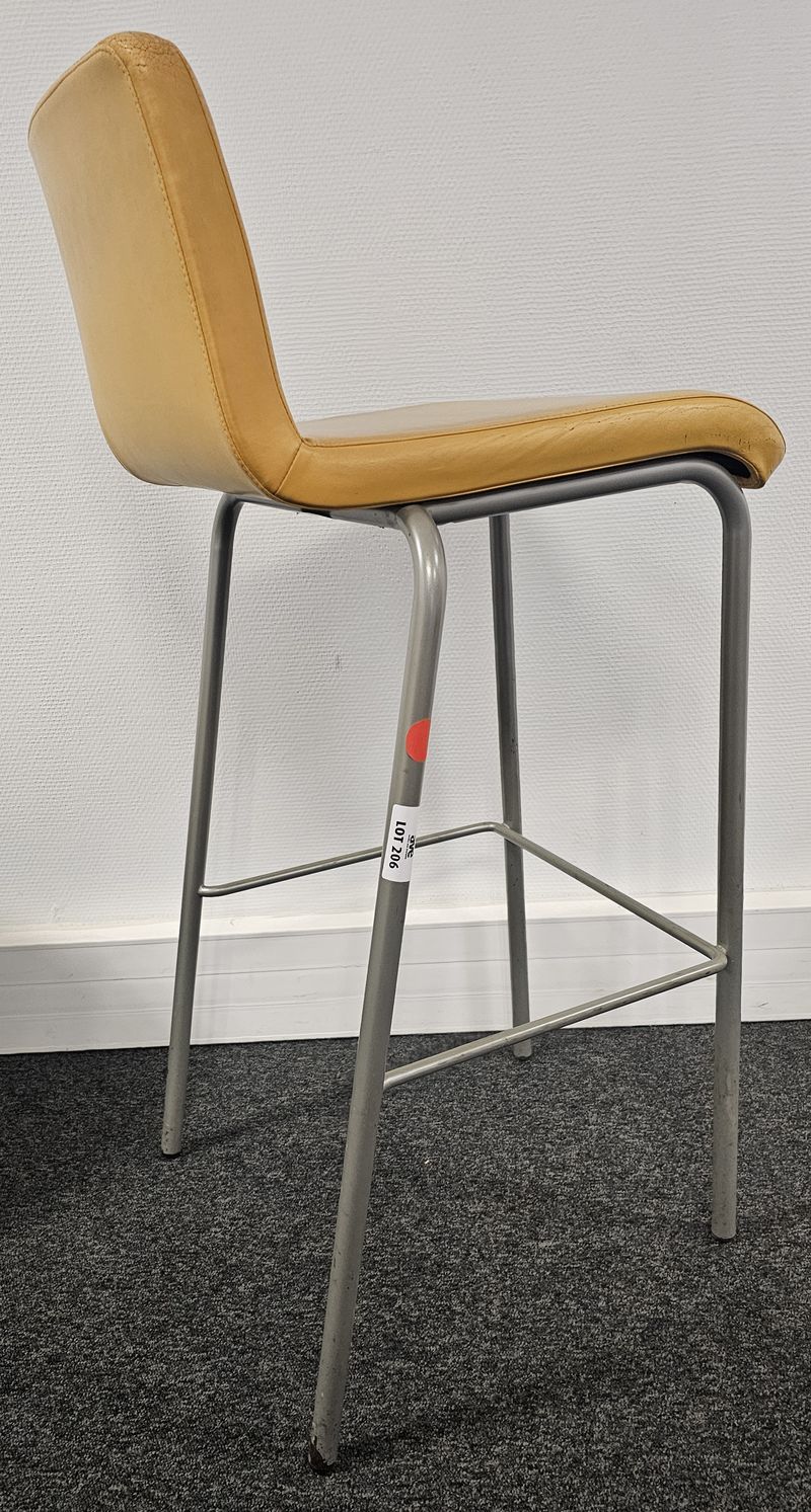 32 CHAISES HAUTES EMPILABLES DE MARQUE STEELCASE MODELE BAR STOOL ONE ASSISE ET DOSSIER EN SIMILI CUIR DE COULEUR GRIS BEIGE VERT ROUGE OU MOUTARDE REPOSANT SUR 4 PIEDS ET UN REPOSE PIEDS EN ACIER LAQUE GRIS. USURE DU SIMILI CUIR. 99 X 39 X 45 CM. LOCALISATION -> BAT A : -2 SO; BAT J : RDC; BAT H : 2, 1