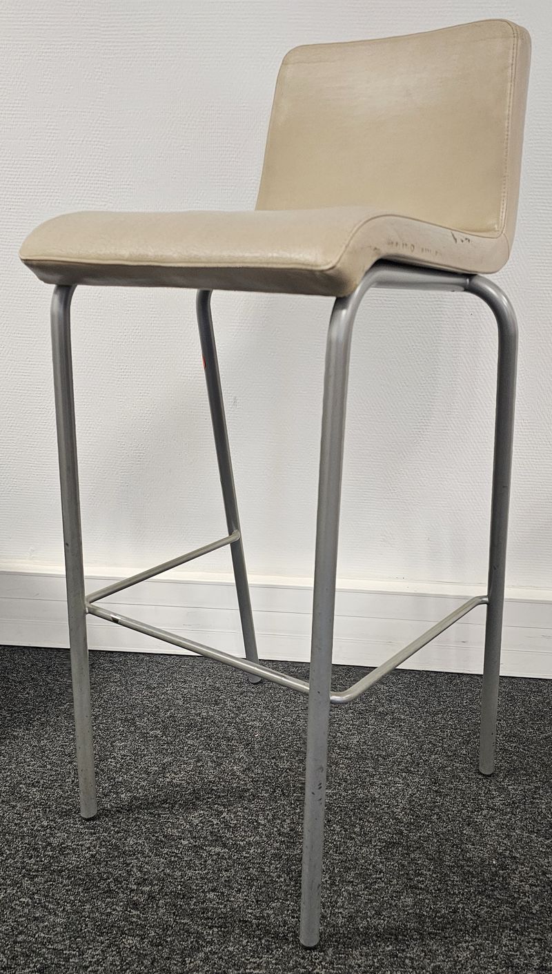 32 CHAISES HAUTES EMPILABLES DE MARQUE STEELCASE MODELE BAR STOOL ONE ASSISE ET DOSSIER EN SIMILI CUIR DE COULEUR GRIS BEIGE VERT ROUGE OU MOUTARDE REPOSANT SUR 4 PIEDS ET UN REPOSE PIEDS EN ACIER LAQUE GRIS. USURE DU SIMILI CUIR. 99 X 39 X 45 CM. LOCALISATION -> BAT A : -2 SO; BAT J : RDC; BAT H : 2, 1