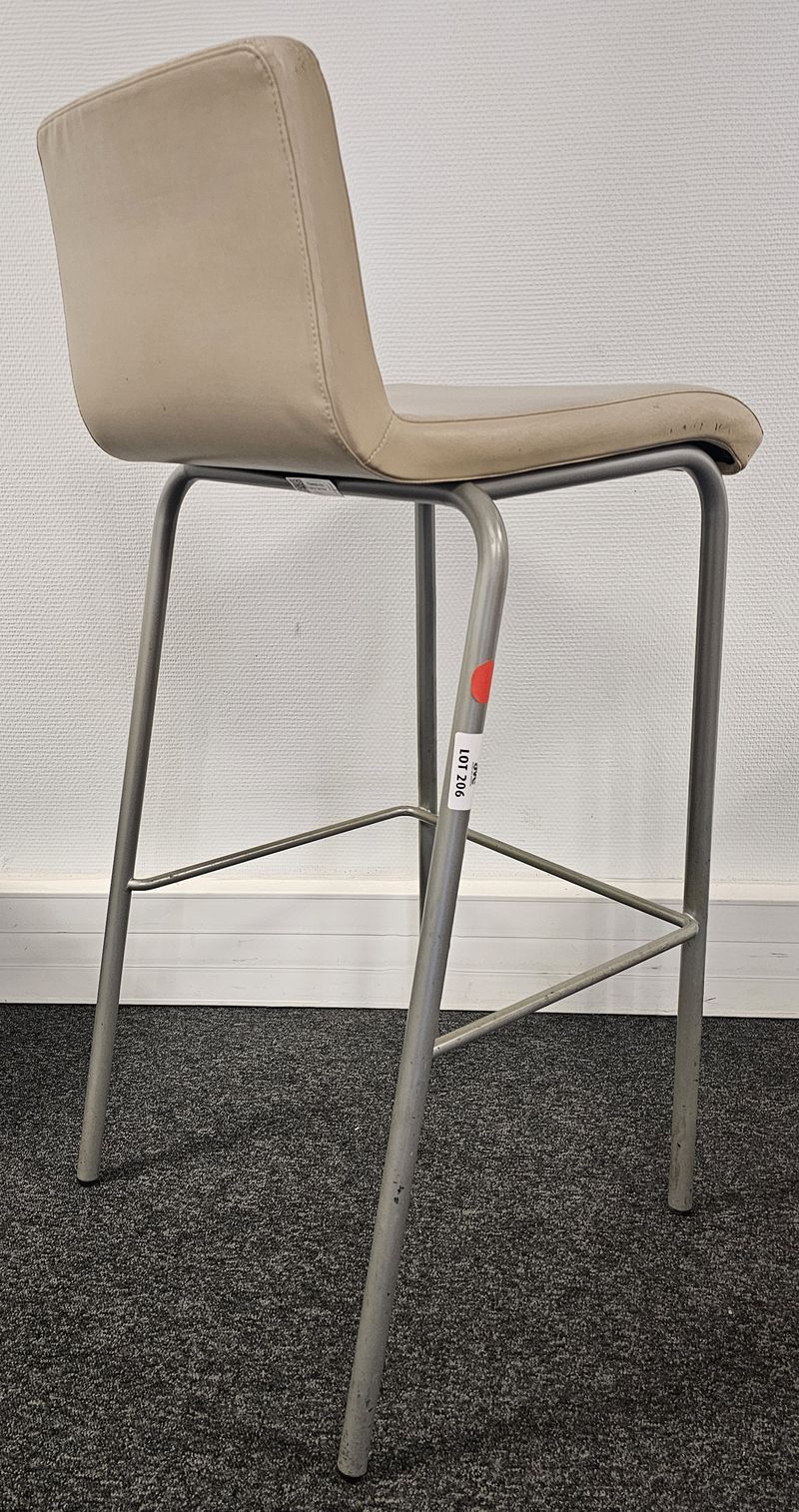 32 CHAISES HAUTES EMPILABLES DE MARQUE STEELCASE MODELE BAR STOOL ONE ASSISE ET DOSSIER EN SIMILI CUIR DE COULEUR GRIS BEIGE VERT ROUGE OU MOUTARDE REPOSANT SUR 4 PIEDS ET UN REPOSE PIEDS EN ACIER LAQUE GRIS. USURE DU SIMILI CUIR. 99 X 39 X 45 CM. LOCALISATION -> BAT A : -2 SO; BAT J : RDC; BAT H : 2, 1