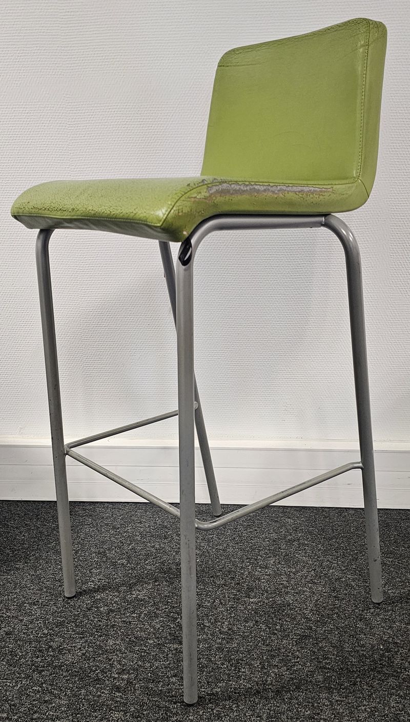 32 CHAISES HAUTES EMPILABLES DE MARQUE STEELCASE MODELE BAR STOOL ONE ASSISE ET DOSSIER EN SIMILI CUIR DE COULEUR GRIS BEIGE VERT ROUGE OU MOUTARDE REPOSANT SUR 4 PIEDS ET UN REPOSE PIEDS EN ACIER LAQUE GRIS. USURE DU SIMILI CUIR. 99 X 39 X 45 CM. LOCALISATION -> BAT A : -2 SO; BAT J : RDC; BAT H : 2, 1