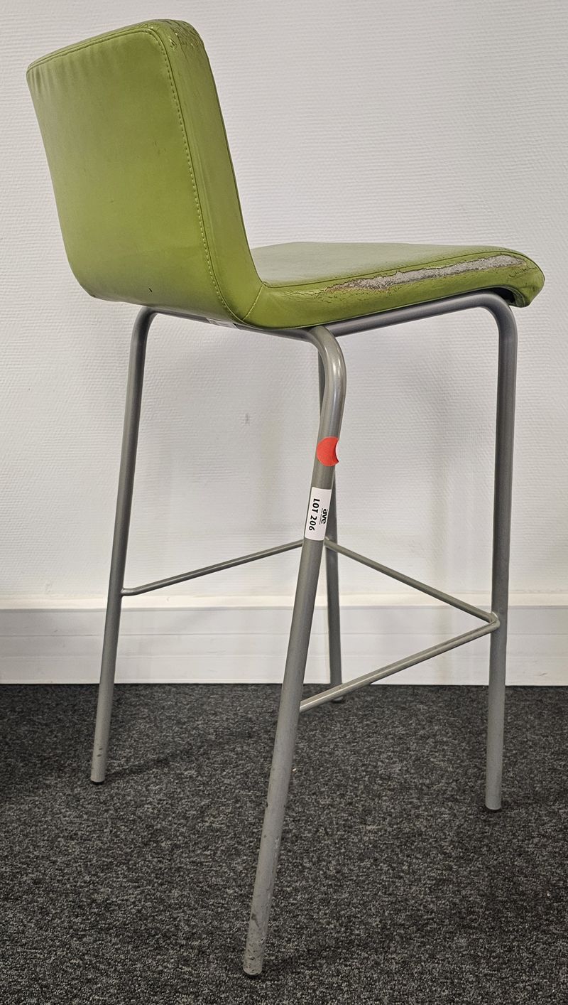 32 CHAISES HAUTES EMPILABLES DE MARQUE STEELCASE MODELE BAR STOOL ONE ASSISE ET DOSSIER EN SIMILI CUIR DE COULEUR GRIS BEIGE VERT ROUGE OU MOUTARDE REPOSANT SUR 4 PIEDS ET UN REPOSE PIEDS EN ACIER LAQUE GRIS. USURE DU SIMILI CUIR. 99 X 39 X 45 CM. LOCALISATION -> BAT A : -2 SO; BAT J : RDC; BAT H : 2, 1