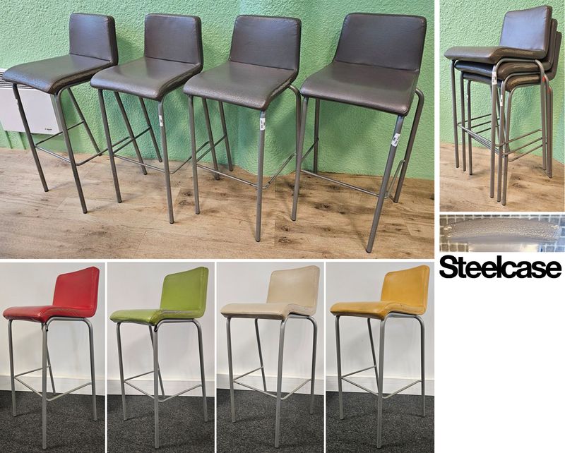 32 CHAISES HAUTES EMPILABLES DE MARQUE STEELCASE MODELE BAR STOOL ONE ASSISE ET DOSSIER EN SIMILI CUIR DE COULEUR GRIS BEIGE VERT ROUGE OU MOUTARDE REPOSANT SUR 4 PIEDS ET UN REPOSE PIEDS EN ACIER LAQUE GRIS. USURE DU SIMILI CUIR. 99 X 39 X 45 CM. LOCALISATION -> BAT A : -2 SO; BAT J : RDC; BAT H : 2, 1