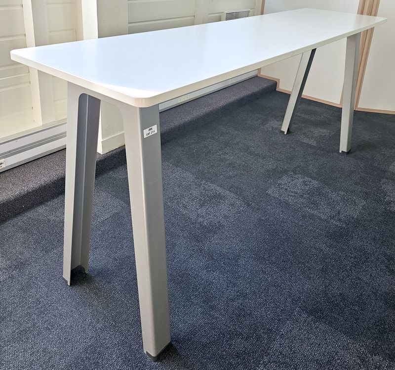 TABLE HAUTE RECTANGULAIRE DE MARQUE STEELCASE MODELE B-FREE PLATEAU EN BOIS STRATIFIE DE COULEUR BLANCHE REPOSANT SUR 4 PIEDS EN ACIER LAQUE GRIS. 100 X 240 X 60 CM. 3 UNITES. VENDU A L'UNITE AVEC FACULTE DE REUNION. LOCALISATION -> BAT A : 1 EDENROOM, BAT J RDC; BAT H : 1