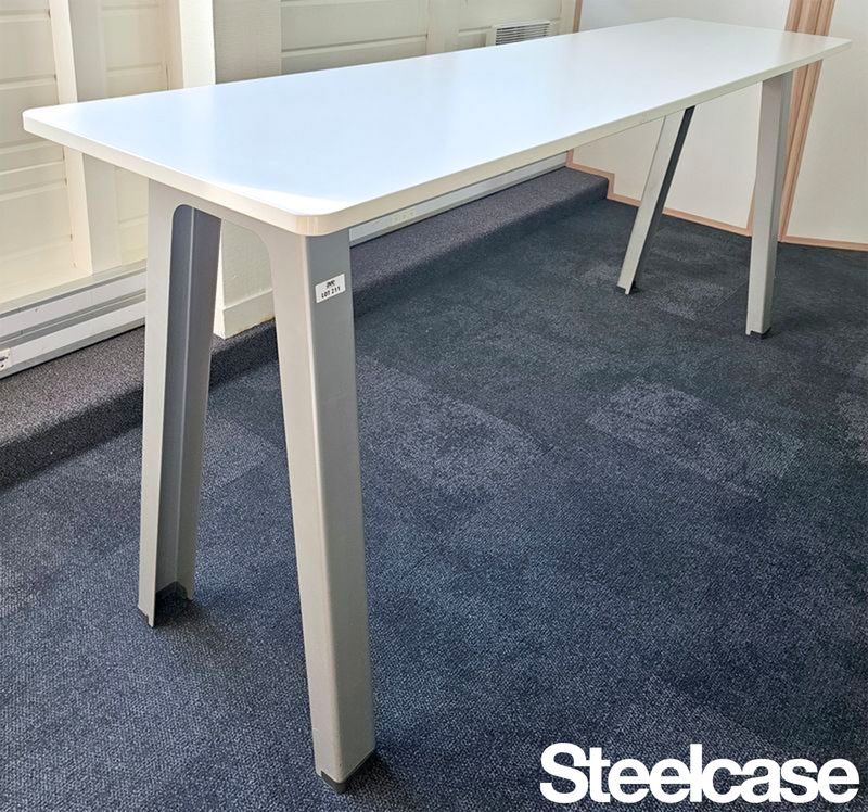 TABLE HAUTE RECTANGULAIRE DE MARQUE STEELCASE MODELE B-FREE PLATEAU EN BOIS STRATIFIE DE COULEUR BLANCHE REPOSANT SUR 4 PIEDS EN ACIER LAQUE GRIS. 100 X 240 X 60 CM. 3 UNITES. VENDU A L'UNITE AVEC FACULTE DE REUNION. LOCALISATION -> BAT A : 1 EDENROOM, BAT J RDC; BAT H : 1