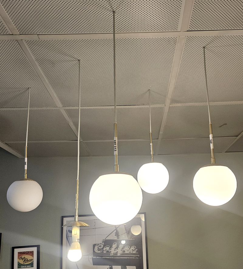 SUSPENSION LUMINEUSE COMPOSEE DE 5 GLOBES EN VERRE OPALINE AVEC SUPPORT EN ACIER DOREE ET CABLE D'ALIMENTATION EN TISSU DE COULEUR BLANC. 30 X 15 CM. MANQUE 1 GLOBE. DEMONTAGE PAR L'ACHETEUR DANS LES REGLES DE L'ART. LOCALISATION -> BAT FK : RDC