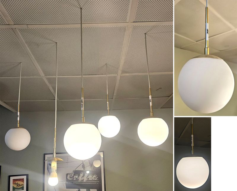 SUSPENSION LUMINEUSE COMPOSEE DE 5 GLOBES EN VERRE OPALINE AVEC SUPPORT EN ACIER DOREE ET CABLE D'ALIMENTATION EN TISSU DE COULEUR BLANC. 30 X 15 CM. MANQUE 1 GLOBE. DEMONTAGE PAR L'ACHETEUR DANS LES REGLES DE L'ART. LOCALISATION -> BAT FK : RDC