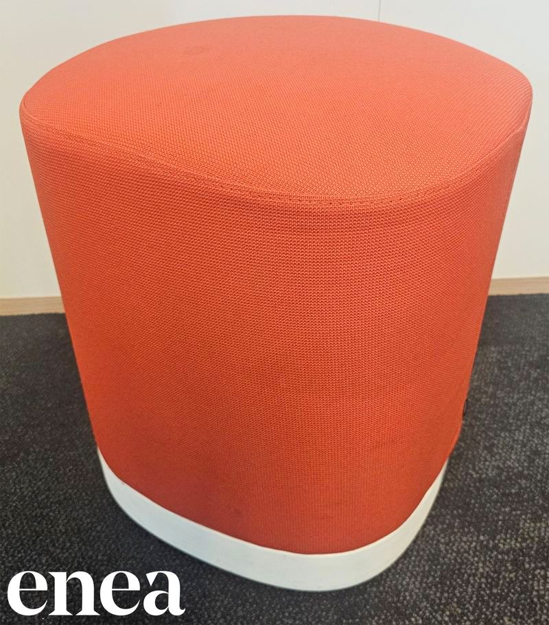 POUF SUR ROULETTES DESIGN ESTUDI MANEL MOLINA MODELE PUCK EDITIONS ENEA ASSISE EN TISSU DE COULEUR MANDARINE REPOSANT SUR UNE STRUCTURE EN ALUMINIUM LAQUE BLANC SUR 4 ROULETTES. TACHE. 45 X 39 X 39 CM. LOCALISATION -> BAT FK : 1