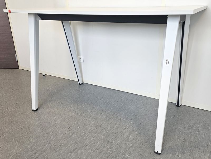 TABLE HAUTE RECTANGULAIRE DE MARQUE STEELCASE MODELE B-FREE PLATEAU EN BOIS STRATIFIE AVEC PASSE CABLE DE COULEUR BLANCHE REPOSANT SUR 4 PIEDS GOULOTTES EN ACIER LAQUE BLANC. 100 X 160 X 80 CM. LOCALISATION -> BAT H : 2