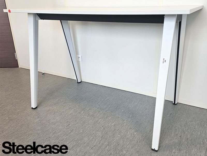 TABLE HAUTE RECTANGULAIRE DE MARQUE STEELCASE MODELE B-FREE PLATEAU EN BOIS STRATIFIE AVEC PASSE CABLE DE COULEUR BLANCHE REPOSANT SUR 4 PIEDS GOULOTTES EN ACIER LAQUE BLANC. 100 X 160 X 80 CM. LOCALISATION -> BAT H : 2