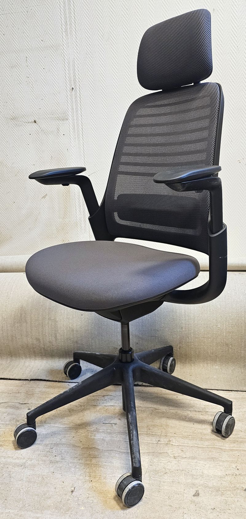 FAUTEUIL DE BUREAU A HAUTEUR AJUSTABLE ET TETIERE, SOUTIEN LOMBAIRE DE MARQUE STEELCASE MODELE SERIES 1 DOSSIER EN RESILLE DE COULEUR GRIS SOURIS, ASSISE ET TETIERE EN TISSU DE COULEUR GRIS SOURIS REPOSANT SUR UN PIETEMENT ETOILE A ROULETTES EN ACIER LAQUE NOIR. HAUTEUR MIN : 115 CM ; HAUTEUR MAX : 126 CM ; 64 X 64 CM. 2 UNITES. VENDU A L'UNITE AVEC FACULTE DE REUNION. LOCALISATION -> BAT H : 1; BAT B : STOCK DELTA