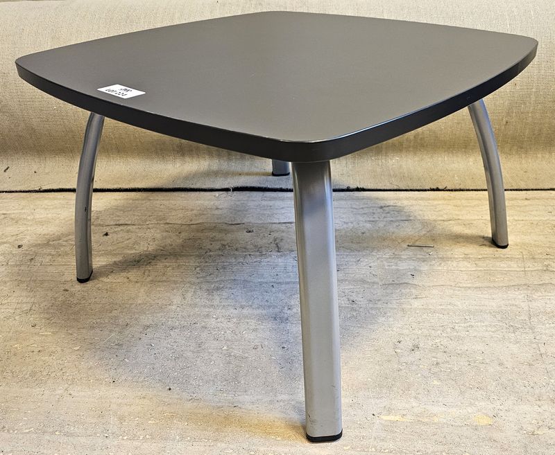 TABLE BASSE CARREE PLATEAU EN BOIS STRATIFIE DE COULEUR NOIR REPOSANT SUR 4 PIEDS EN ACIER LAQUE GRIS. 35 X 55 X 58 CM. LOCALISATION -> BAT B : STOCK DELTA