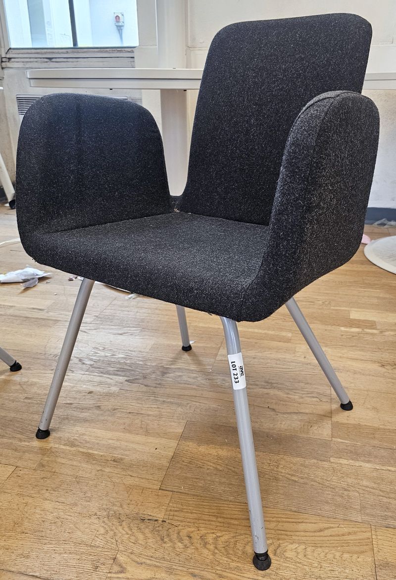 FAUTEUIL ASSISE, DOSSIER ET ACCOUDOIRS EN FEUTRINE DE COULEUR NOIRE ANTHRACITE REPOSANT SUR 4 PIEDS EN ACIER LAQUE GRIS AVEC PATINS. 82 X 58 X 58 CM. 2 UNITES. VENDU A L'UNITE AVEC FACULTE DE REUNION. LOCALISATION -> BAT B : STOCK DELTA 2