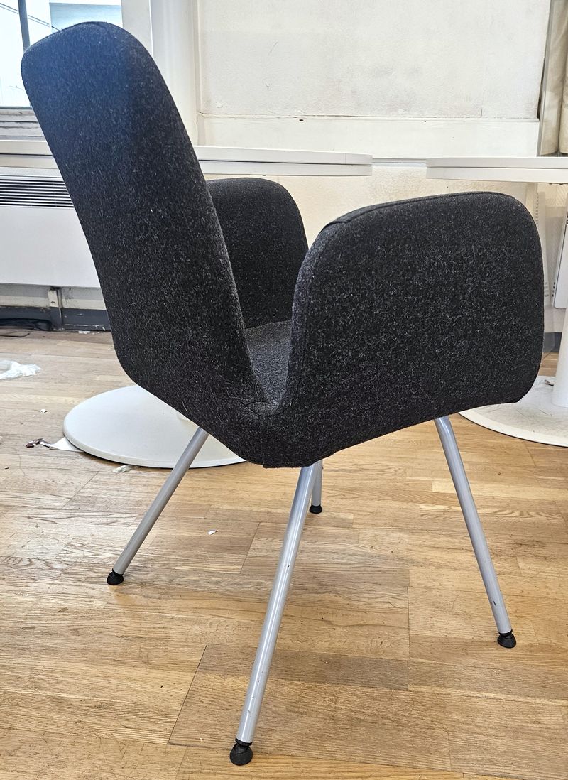 FAUTEUIL ASSISE, DOSSIER ET ACCOUDOIRS EN FEUTRINE DE COULEUR NOIRE ANTHRACITE REPOSANT SUR 4 PIEDS EN ACIER LAQUE GRIS AVEC PATINS. 82 X 58 X 58 CM. 2 UNITES. VENDU A L'UNITE AVEC FACULTE DE REUNION. LOCALISATION -> BAT B : STOCK DELTA 2