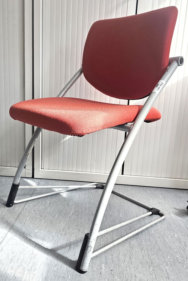 CHAISE DE MARQUE STEELCASE MODELE STRAFOR DESIGN 2000 ASSISE ET DOSSIER EN TISSU DE COULEUR ROUGE REPOSANT SUR UNE STRUCTURE ET UN PIETEMENT LUGE EN ACIER LAQUE GRIS. 82 X 52 X 48 CM. TACHE. 4 UNITES. VENDU A L'UNITE AVEC FACULTE DE REUNION. LOCALISATION -> BAT H : 2