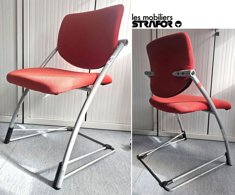 4 CHAISES DE MARQUE STEELCASE MODELE STRAFOR DESIGN 2000 ASSISE ET DOSSIER EN TISSU DE COULEUR ROUGE REPOSANT SUR UNE STRUCTURE ET UN PIETEMENT EN PORTE A FAUX EN ACIER LAQUE GRIS. 82 X 52 X 48 CM. TACHE. LOCALISATION -> BAT H : 2