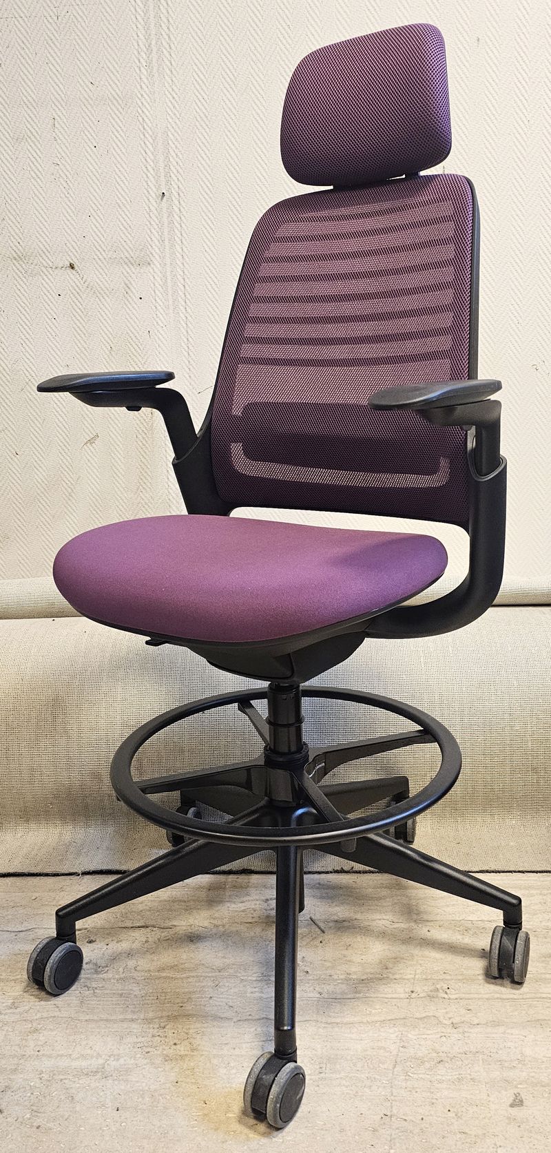 FAUTEUIL DE BUREAU HAUT A HAUTEUR AJUSTABLE ET TETIERE, SOUTIEN LOMBAIRE DE MARQUE STEELCASE MODELE SERIES 1 DOSSIER EN RESILLE DE COULEUR VOILETTE, ASSISE ET TETIERE EN TISSU DE COULEUR VIOLETTE REPOSANT SUR UN PIETEMENT ETOILE A ROULETTES ET UN REPOSE PIED EN ACIER LAQUE NOIR. HAUTEUR MIN : 96 CM, HAUTEUR MAX : 106 CM, 70 X 66 CM. 2 UNITES. VENDU A L'UNITE AVEC FACULTE DE REUNION. LOCALISATION -> BAT B : STOCK DELTA