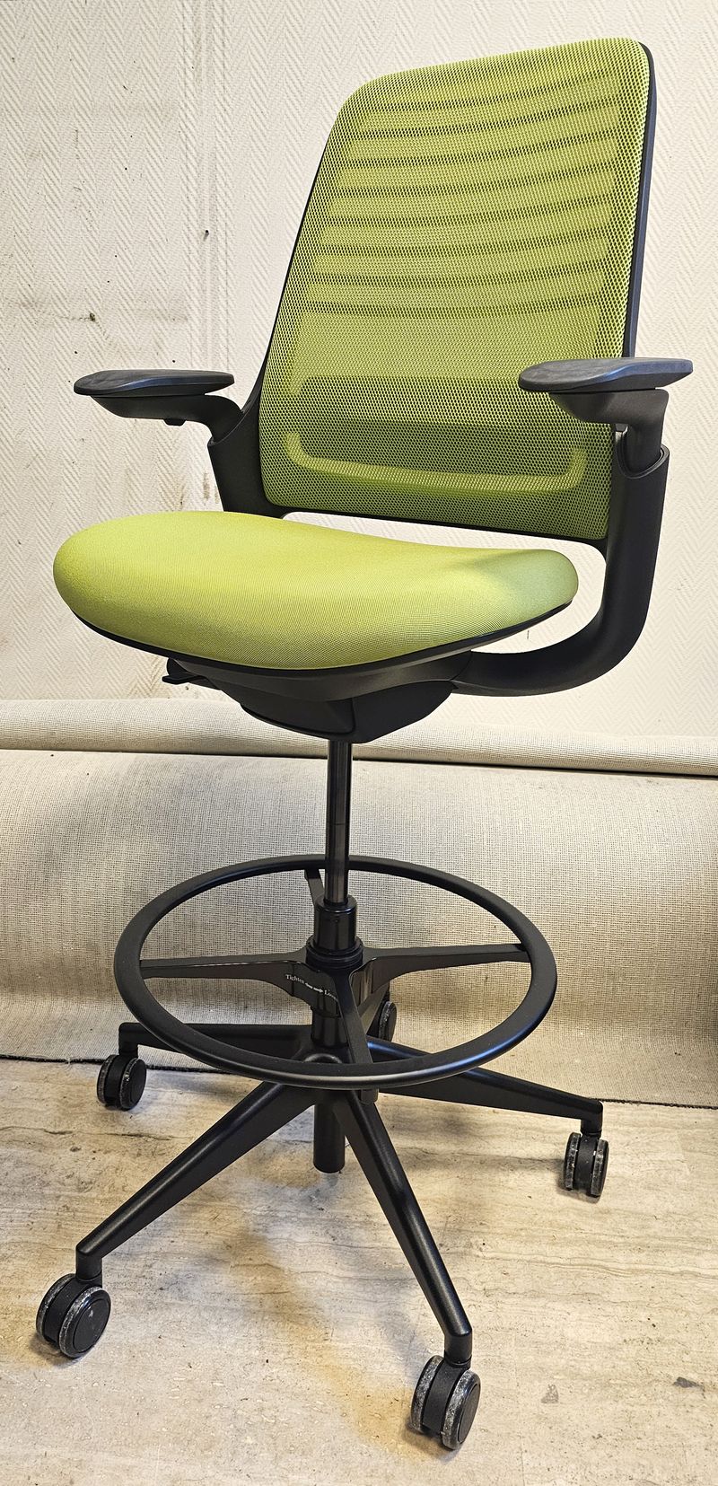 FAUTEUIL DE BUREAU HAUT A HAUTEUR AJUSTABLE AVEC SOUTIEN LOMBAIRE DE MARQUE STEELCASE MODELE SERIES 1 DOSSIER EN RESILLE DE COULEUR VERT POMME, ASSISE EN TISSU DE COULEUR VERT POMME REPOSANT SUR UN PIETEMENT ETOILE A ROULETTES ET UN REPOSE PIED EN ACIER LAQUE NOIR. HAUTEUR MIN : 96 CM, HAUTEUR MAX : 106 CM, 70 X 66 CM. 2 UNITES. VENDU A L'UNITE AVEC FACULTE DE REUNION. LOCALISATION -> BAT B : STOCK DELTA