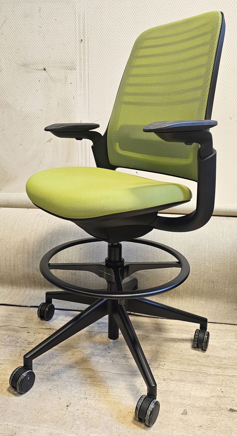 FAUTEUIL DE BUREAU HAUT A HAUTEUR AJUSTABLE AVEC SOUTIEN LOMBAIRE DE MARQUE STEELCASE MODELE SERIES 1 DOSSIER EN RESILLE DE COULEUR VERT POMME, ASSISE EN TISSU DE COULEUR VERT POMME REPOSANT SUR UN PIETEMENT ETOILE A ROULETTES ET UN REPOSE PIED EN ACIER LAQUE NOIR. HAUTEUR MIN : 96 CM, HAUTEUR MAX : 106 CM, 70 X 66 CM. 2 UNITES. VENDU A L'UNITE AVEC FACULTE DE REUNION. LOCALISATION -> BAT B : STOCK DELTA