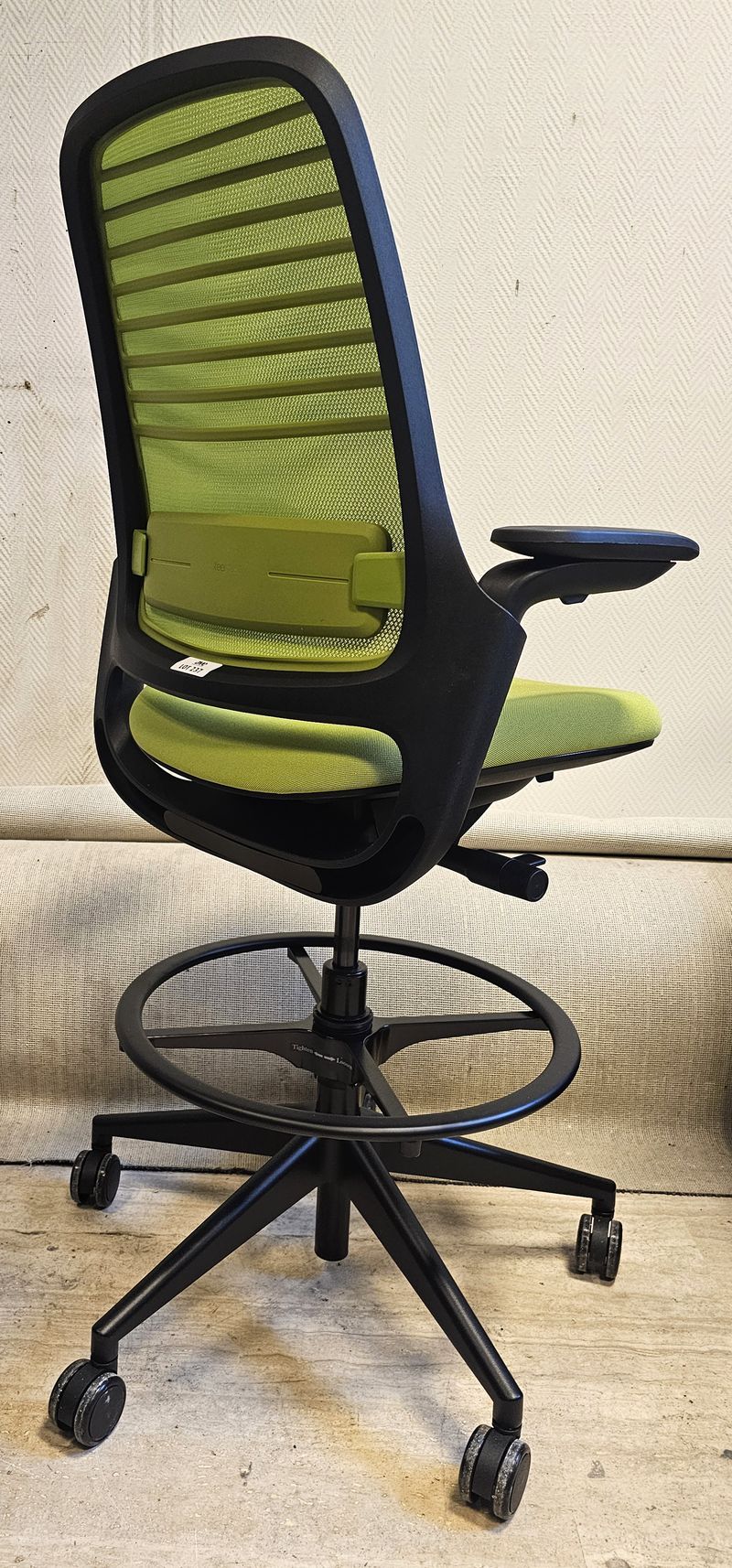 FAUTEUIL DE BUREAU HAUT A HAUTEUR AJUSTABLE AVEC SOUTIEN LOMBAIRE DE MARQUE STEELCASE MODELE SERIES 1 DOSSIER EN RESILLE DE COULEUR VERT POMME, ASSISE EN TISSU DE COULEUR VERT POMME REPOSANT SUR UN PIETEMENT ETOILE A ROULETTES ET UN REPOSE PIED EN ACIER LAQUE NOIR. HAUTEUR MIN : 96 CM, HAUTEUR MAX : 106 CM, 70 X 66 CM. 2 UNITES. VENDU A L'UNITE AVEC FACULTE DE REUNION. LOCALISATION -> BAT B : STOCK DELTA