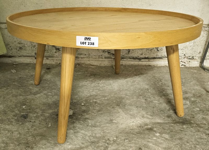 TABLE BASSE PLATEAU ROND A REBORD EN BOIS CLAIR REPOSANT SUR 4 PIEDS EN BOIS CLAIR. 37 X 69 CM. LOCALISATION -> BAT A : -3