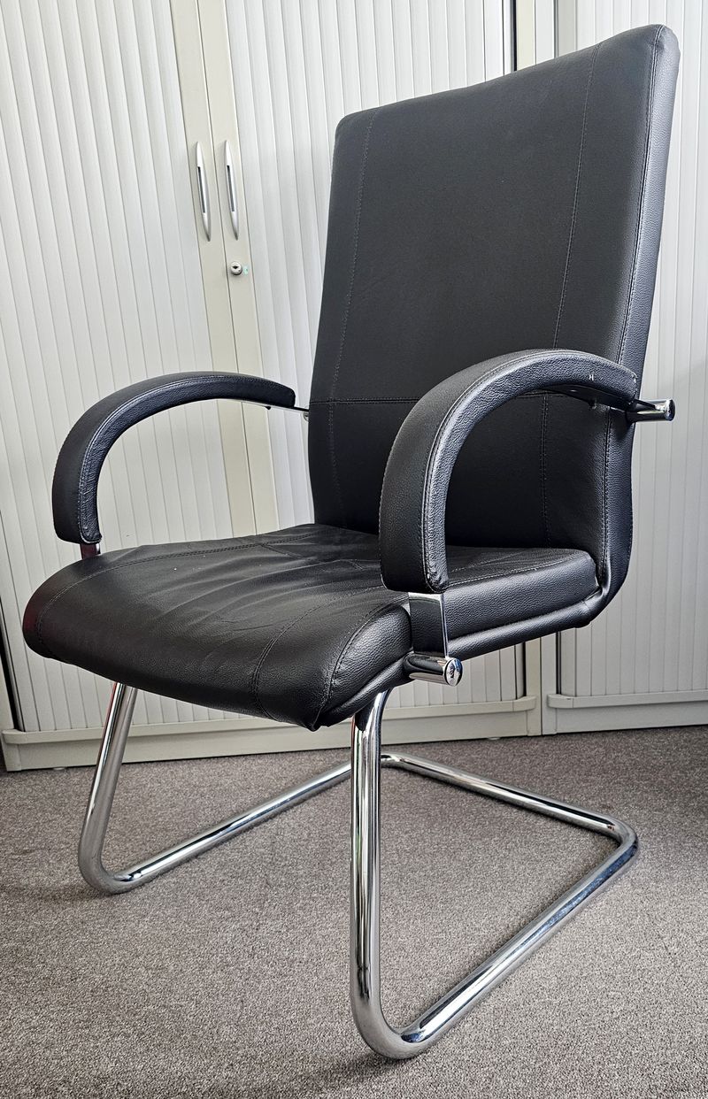 FAUTEUIL VISITEUR ASSISE, DOSSIER ET ACCOUDOIR EN SIMILI CUIR DE COULEUR NOIRE REPOSANT SUR UNE STRUCTURE ET UN PIETEMENT LUGE EN ACIER CHROME. 104 X 63 X 68 CM. 3 UNITES. VENDU A L'UNITE AVEC FACULTE DE REUNION. LOCALISATION -> BAT H : 2