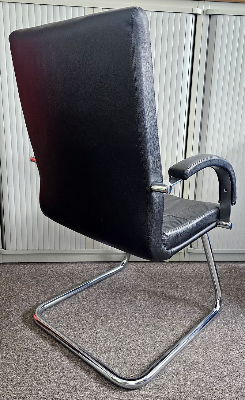 FAUTEUIL VISITEUR ASSISE, DOSSIER ET ACCOUDOIR EN SIMILI CUIR DE COULEUR NOIRE REPOSANT SUR UNE STRUCTURE ET UN PIETEMENT LUGE EN ACIER CHROME. 104 X 63 X 68 CM. 3 UNITES. VENDU A L'UNITE AVEC FACULTE DE REUNION. LOCALISATION -> BAT H : 2