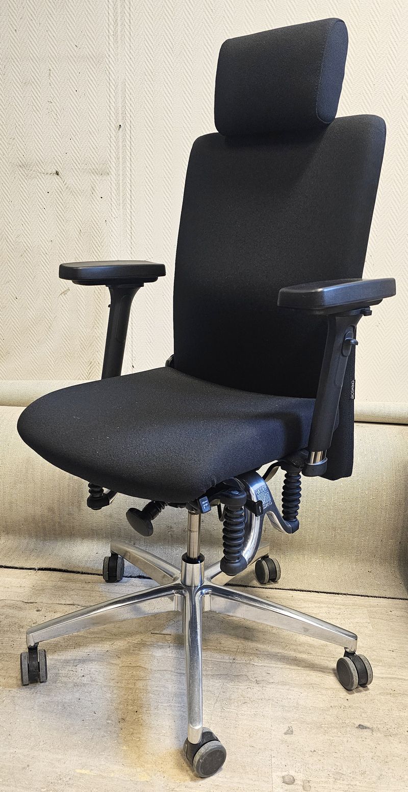 FAUTEUIL DE BUREAU ERGONOMIQUE SUR ROULETTE AVEC SUPPORT LOMBAIRE ET TETIERE DE MARQUE BIOSWING MODELE 560 IQ ASSISE ET DOSSIER EN TISSU DE COULEUR NOIR REPOSANT SUR UN PIETEMENT A 5 BLANCHES EN ACIER CHROME. HAUTEUR MIN : 117 CM, HAUTEUR MAX : 120 CM, 68 X 90 CM. LOCALISATION -> BAT B : STOCK DELTA