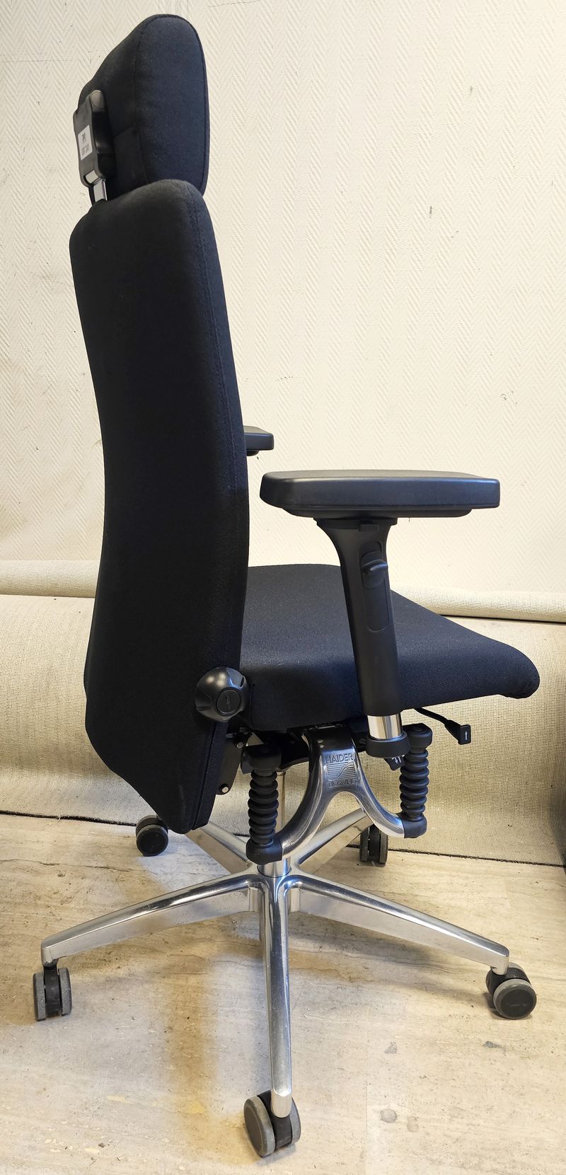 FAUTEUIL DE BUREAU ERGONOMIQUE SUR ROULETTE AVEC SUPPORT LOMBAIRE ET TETIERE DE MARQUE BIOSWING MODELE 560 IQ ASSISE ET DOSSIER EN TISSU DE COULEUR NOIR REPOSANT SUR UN PIETEMENT A 5 BLANCHES EN ACIER CHROME. HAUTEUR MIN : 117 CM, HAUTEUR MAX : 120 CM, 68 X 90 CM. LOCALISATION -> BAT B : STOCK DELTA