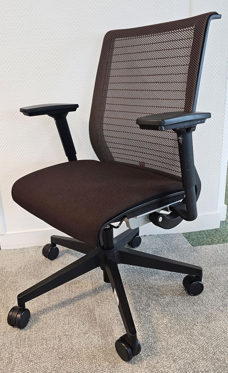 FAUTEUIL DE BUREAU A HAUTEUR AJUSTABLE DE MARQUE STEELCASE MODELE SERIES 1 DOSSIER EN RESILLE DE COULEUR MARRON, ASSISE EN TISSUS DE COULEUR MARRON REPOSANT SUR 5 PIEDS A ROULETTES. HAUTEUR MAX 109 CM ; HAUTEUR MIN 96 CM ; 70 X 70 CM. VENDU NEUF DANS SON CARTON D'ORIGNE. LOCALISATION -> BAT B : STOCK DELTA