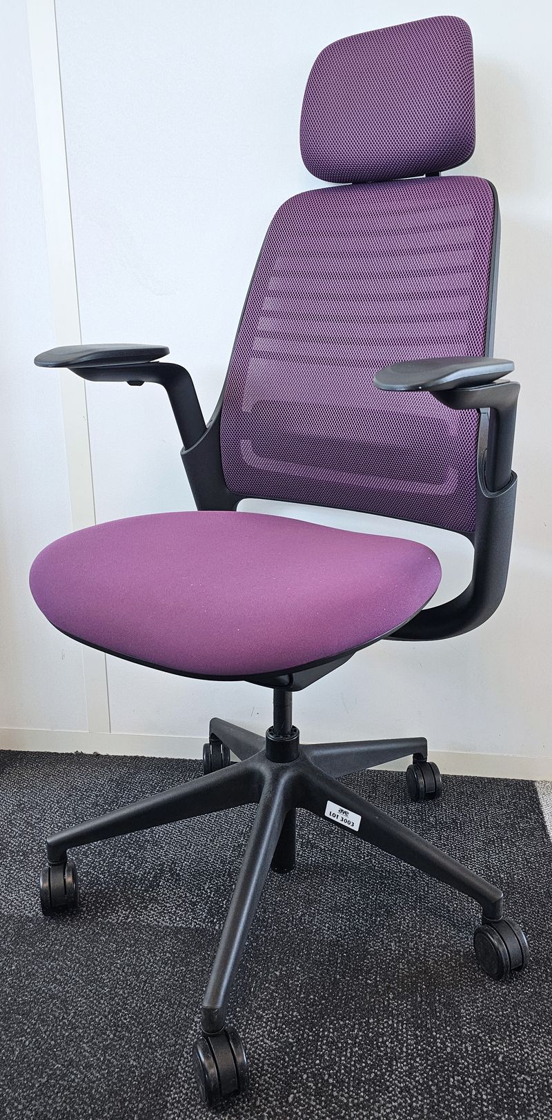 FAUTEUIL DE BUREAU A HAUTEUR AJUSTABLE AVEC TETIERE ET SOUTIEN LOMBAIRE DE MARQUE STEELCASE MODELE SERIES 1 DOSSIER EN RESILLE DE COULEUR VIOLETTE ASSISE EN TISSU DE COULEUR VIOLETTE REPOSANT SUR UN PIETEMENT ETOILE A ROULETTES EN ACIER CHROME. HAUTEUR MIN : 115 CM ; HAUTEUR MAX : 126 CM ; 64 X 64 CM. VENDU NEUF DANS SON CARTON D'ORIGNE. LOCALISATION -> BAT B : STOCK DELTA