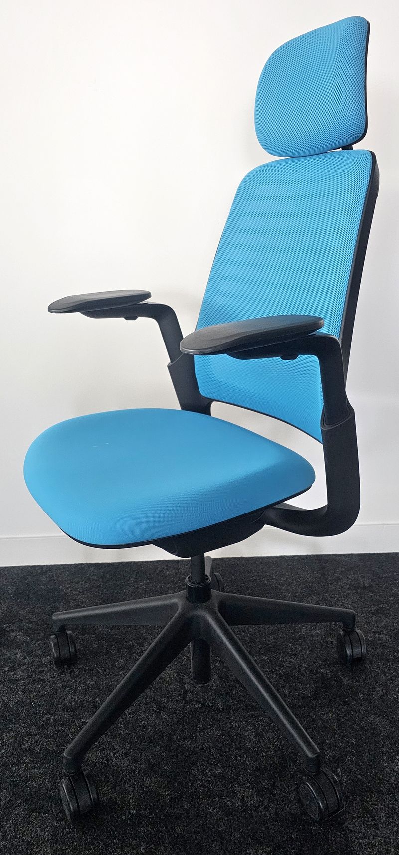 FAUTEUIL DE BUREAU A HAUTEUR AJUSTABLE AVEC TETIERE ET SOUTIEN LOMBAIRE DE MARQUE STEELCASE MODELE SERIES 1 DOSSIER EN RESILLE DE COULEUR BLEUE ASSISE EN TISSU DE COULEUR BLEUE REPOSANT SUR UN PIETEMENT ETOILE A ROULETTES EN ACIER CHROME. HAUTEUR MIN : 115 CM ; HAUTEUR MAX : 126 CM ; 64 X 64 CM. VENDU NEUF DANS SON CARTON D'ORIGNE. LOCALISATION -> BAT B : STOCK DELTA