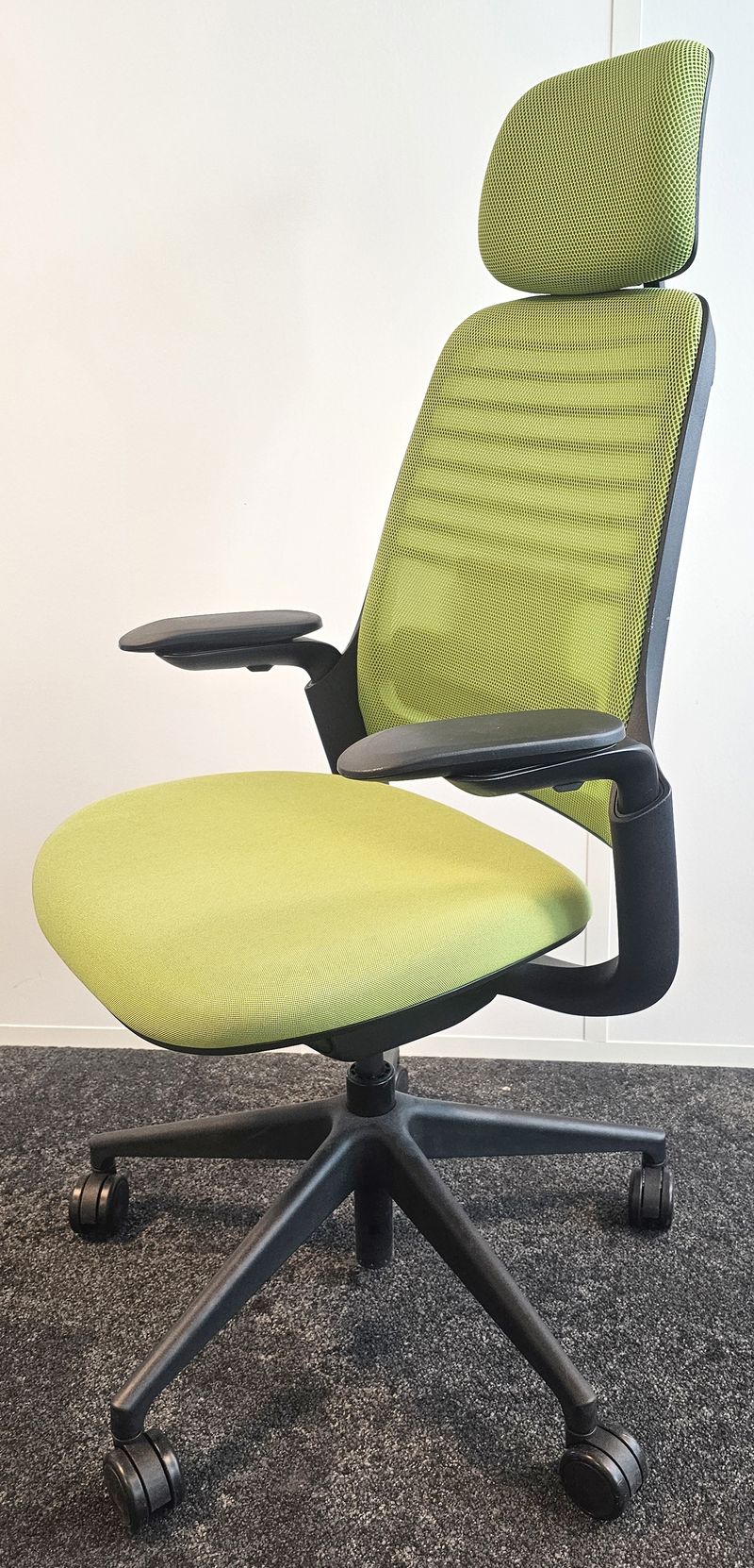 FAUTEUIL DE BUREAU A HAUTEUR AJUSTABLE AVEC TETIERE ET SOUTIEN LOMBAIRE DE MARQUE STEELCASE MODELE SERIES 1 DOSSIER EN RESILLE DE COULEUR VERT POMME ASSISE EN TISSU DE COULEUR VERT POMME REPOSANT SUR UN PIETEMENT ETOILE A ROULETTES EN ACIER CHROME. HAUTEUR MIN : 115 CM ; HAUTEUR MAX : 126 CM ; 64 X 64 CM. VENDU NEUF DANS SON CARTON D'ORIGNE. 4 UNITES. VENDU A L'UNITE AVEC FACULTE DE REUNION. LOCALISATION -> BAT A : -3