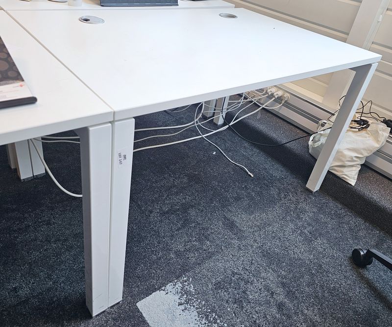 BUREAU DROIT DE MARQUE STEELCASE PLATEAU RECTANGULAIRE AVEC 2 PASSE-CABLES EN BOIS STRATIFIE BLANC REPOSANT SUR UNE STRUCTURE ET UN PIETEMENT A 4 PIEDS EN ACIER LAQUE BLANC. 72 X 120 X 80 CM. 4 UNITES. VENDU A L'UNITE AVEC FACULTE DE REUNION. LOCALISATION -> BAT 1 : 2 SO