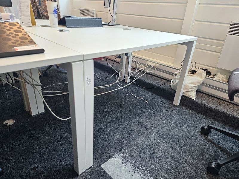 BUREAU DROIT DE MARQUE STEELCASE PLATEAU RECTANGULAIRE AVEC 2 PASSE-CABLES EN BOIS STRATIFIE BLANC REPOSANT SUR UNE STRUCTURE ET UN PIETEMENT A 4 PIEDS EN ACIER LAQUE BLANC. 72 X 120 X 80 CM. 4 UNITES. VENDU A L'UNITE AVEC FACULTE DE REUNION. LOCALISATION -> BAT 1 : 2 SO