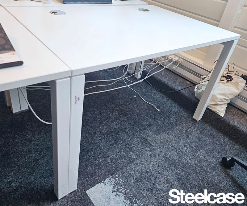 BUREAU DROIT DE MARQUE STEELCASE PLATEAU RECTANGULAIRE AVEC 2 PASSE-CABLES EN BOIS STRATIFIE BLANC REPOSANT SUR UNE STRUCTURE ET UN PIETEMENT A 4 PIEDS EN ACIER LAQUE BLANC. 72 X 120 X 80 CM. 4 UNITES. VENDU A L'UNITE AVEC FACULTE DE REUNION. LOCALISATION -> BAT 1 : 2 SO