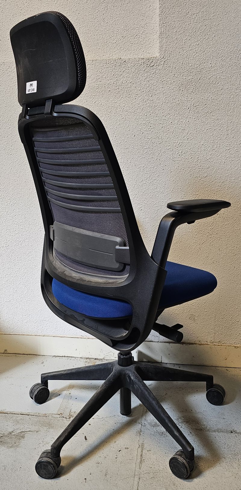 FAUTEUIL DE BUREAU A HAUTEUR AJUSTABLE ET TETIERE, SOUTIEN LOMBAIRE DE MARQUE STEELCASE MODELE SERIES 1 DOSSIER EN RESILLE DE COULEUR GRIS SOURIS, ASSISE EN TISSU DE COULEUR BLEUE ROI ET TETIERE EN TISSU DE COULEUR GRIS SOURIS REPOSANT SUR UN PIETEMENT ETOILE A ROULETTES EN ACIER LAQUE NOIR. HAUTEUR MIN : 115 CM ; HAUTEUR MAX : 126 CM ; 64 X 64 CM. 2 UNITES VENDU A L'UNITE AVEC FACULTE DE REUNION. LOCALISATION -> BAT H : RDC