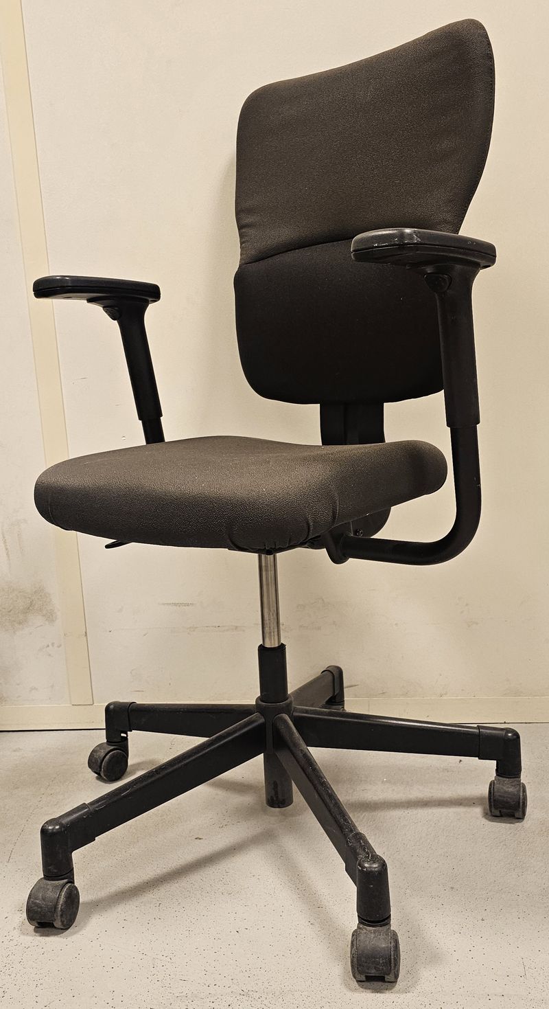 FAUTEUIL DE BUREAU A HAUTEUR AJUSTABLE DE MARQUE STEELCASE MODELE LETS B DOSSIER ET ASSISE EN TISSUS DE COULEUR MARRON REPOSANT SUR UN PIETEMENT ETOILE A ROULETTES DE COULEUR NOIRE. HAUTEUR MIN : 97 CM ; HAUTEUR MAX : 112 CM ; 65 X 65 CM. LOCALISATION -> BAT H : RDC