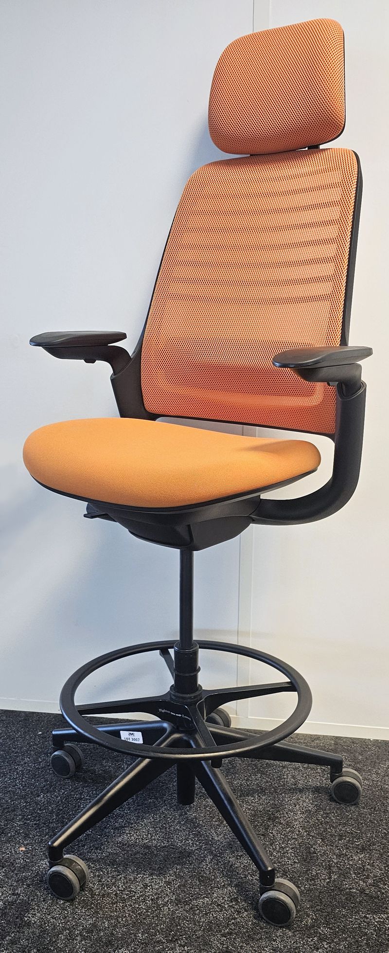 FAUTEUIL DE BUREAU HAUT A HAUTEUR AJUSTABLE ET TETIERE, SOUTIEN LOMBAIRE DE MARQUE STEELCASE MODELE SERIES 1 DOSSIER EN RESILLE DE COULEUR ORANGE, ASSISE ET TETIERE EN TISSU DE COULEUR ORANGE REPOSANT SUR UN PIETEMENT ETOILE A ROULETTES ET UN REPOSE PIED EN ACIER LAQUE NOIR. HAUTEUR MIN : 130 CM ; HAUTEUR MAX : 148 CM ; 64 X 64 CM. 2 UNITES. VENDU A L'UNITE AVEC FACULTE DE REUNION. LOCALISATION -> BAT A : 2 S, RDC E