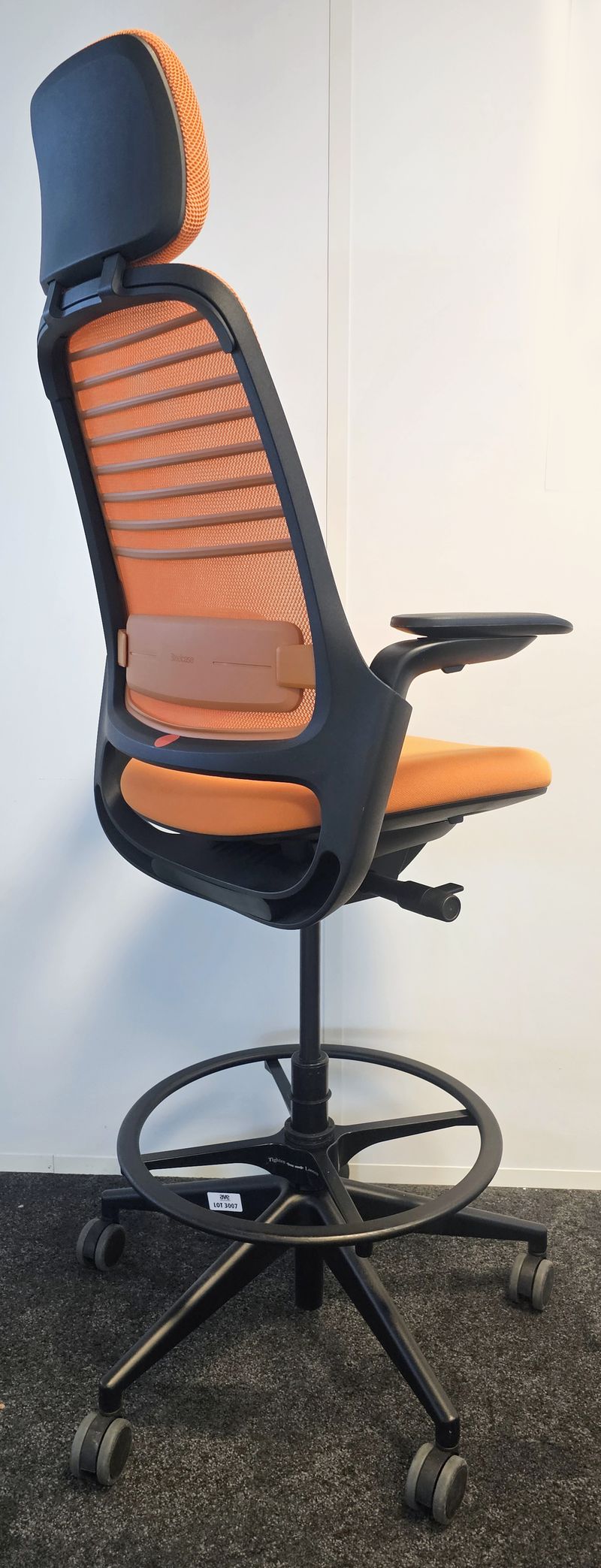 FAUTEUIL DE BUREAU HAUT A HAUTEUR AJUSTABLE ET TETIERE, SOUTIEN LOMBAIRE DE MARQUE STEELCASE MODELE SERIES 1 DOSSIER EN RESILLE DE COULEUR ORANGE, ASSISE ET TETIERE EN TISSU DE COULEUR ORANGE REPOSANT SUR UN PIETEMENT ETOILE A ROULETTES ET UN REPOSE PIED EN ACIER LAQUE NOIR. HAUTEUR MIN : 130 CM ; HAUTEUR MAX : 148 CM ; 64 X 64 CM. 2 UNITES. VENDU A L'UNITE AVEC FACULTE DE REUNION. LOCALISATION -> BAT A : 2 S, RDC E