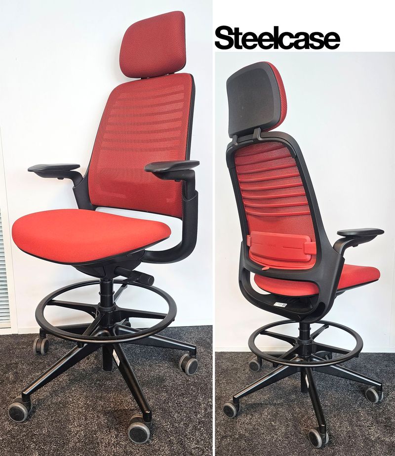 FAUTEUIL DE BUREAU HAUT A HAUTEUR AJUSTABLE ET TETIERE, SOUTIEN LOMBAIRE DE MARQUE STEELCASE MODELE SERIES 1 DOSSIER EN RESILLE DE COULEUR ROUGE, ASSISE ET TETIERE EN TISSU DE COULEUR ROUGE REPOSANT SUR UN PIETEMENT ETOILE A ROULETTES ET UN REPOSE PIED EN ACIER LAQUE NOIR. HAUTEUR MIN : 130 CM ; HAUTEUR MAX : 148 CM ; 64 X 64 CM. 3 UNITES. VENDU A L'UNITE AVEC FACULTE DE REUNION. LOCALISATION -> BAT A : 2 S