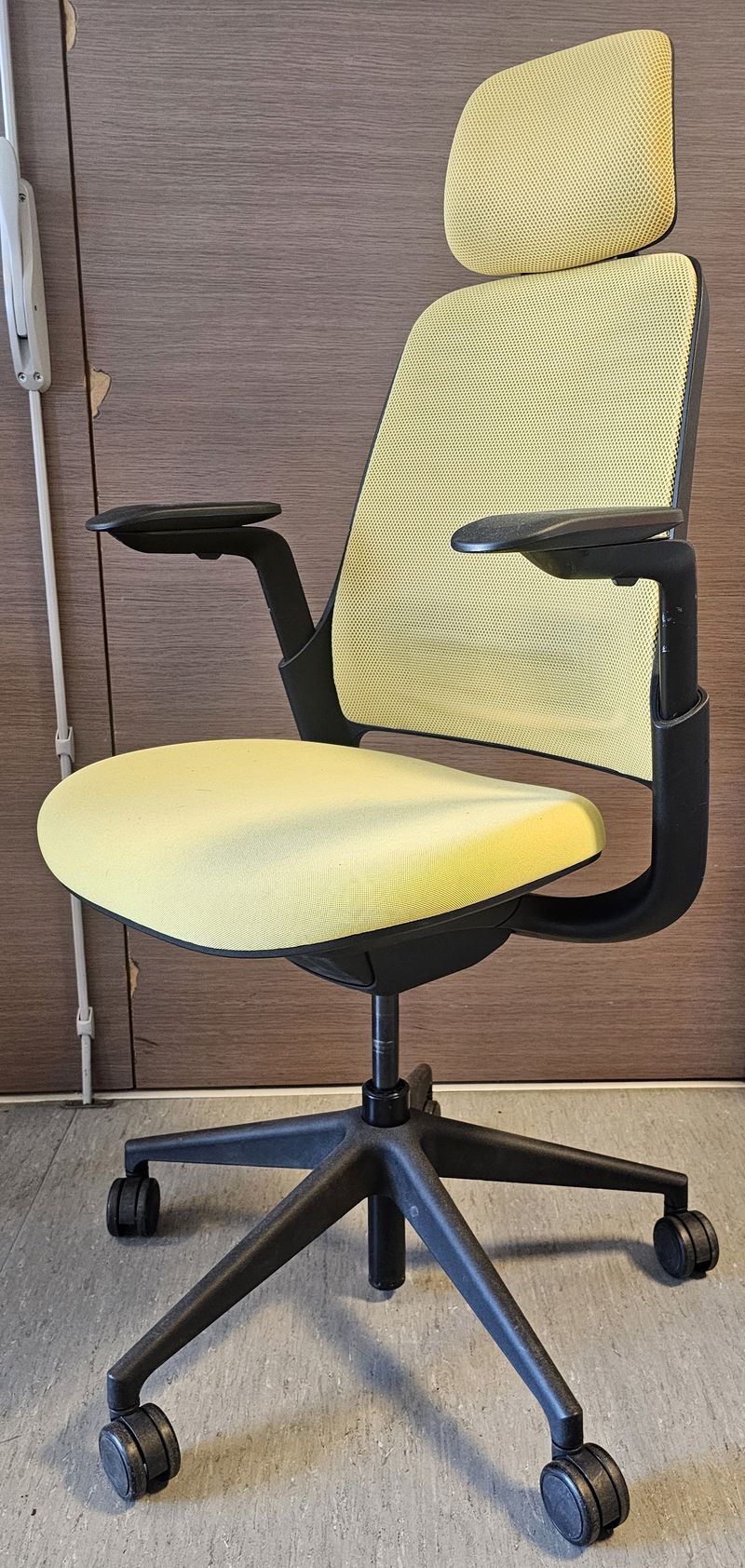 FAUTEUIL DE BUREAU A HAUTEUR AJUSTABLE ET TETIERE, SOUTIEN LOMBAIRE DE MARQUE STEELCASE MODELE SERIES 1 DOSSIER EN RESILLE DE COULEUR JAUNE, ASSISE ET TETIERE EN TISSU DE COULEUR JAUNE REPOSANT SUR UN PIETEMENT ETOILE A ROULETTES EN ACIER LAQUE NOIR. HAUTEUR MIN : 115 CM ; HAUTEUR MAX : 126 CM ; 64 X 64 CM. 8 UNITES. VENDU A L'UNITE AVEC FACULTE DE REUNION. LOCALISATION -> BAT H : 2, 1