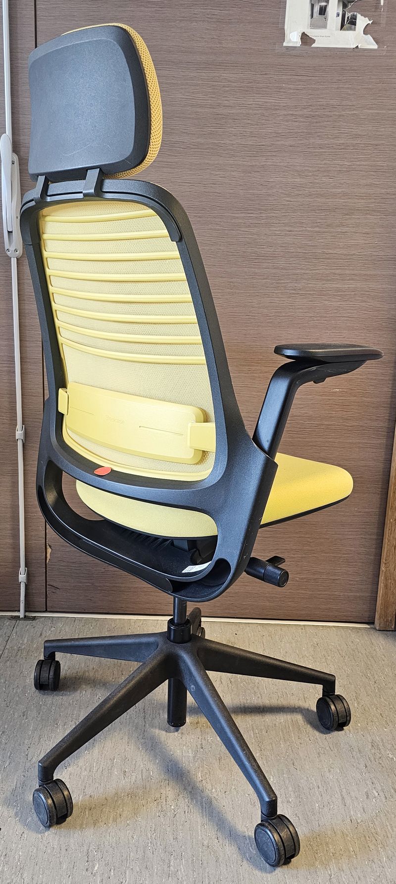 FAUTEUIL DE BUREAU A HAUTEUR AJUSTABLE ET TETIERE, SOUTIEN LOMBAIRE DE MARQUE STEELCASE MODELE SERIES 1 DOSSIER EN RESILLE DE COULEUR JAUNE, ASSISE ET TETIERE EN TISSU DE COULEUR JAUNE REPOSANT SUR UN PIETEMENT ETOILE A ROULETTES EN ACIER LAQUE NOIR. HAUTEUR MIN : 115 CM ; HAUTEUR MAX : 126 CM ; 64 X 64 CM. 8 UNITES. VENDU A L'UNITE AVEC FACULTE DE REUNION. LOCALISATION -> BAT H : 2, 1