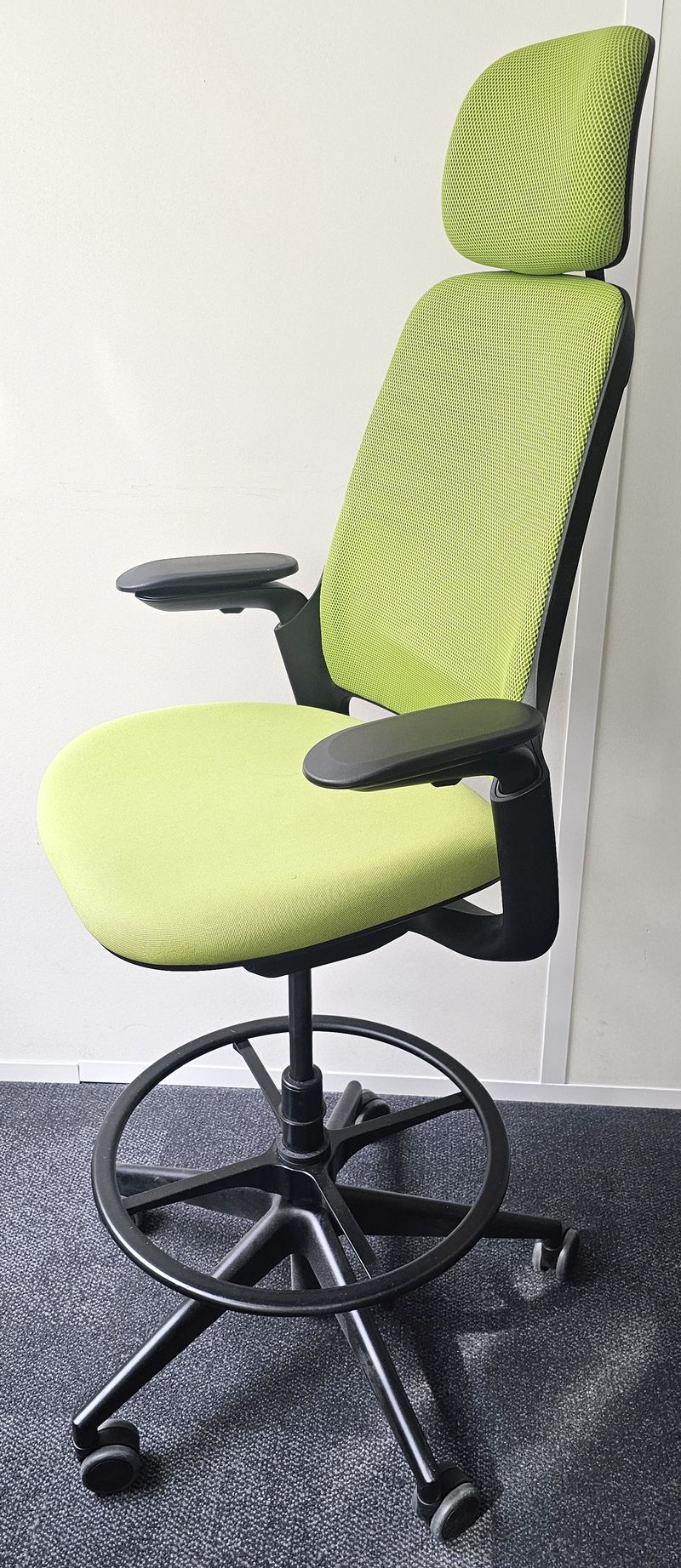 FAUTEUIL DE BUREAU HAUT A HAUTEUR AJUSTABLE ET TETIERE, SOUTIEN LOMBAIRE DE MARQUE STEELCASE MODELE SERIES 1 DOSSIER EN RESILLE DE COULEUR VERT POMME, ASSISE ET TETIERE EN TISSU DE COULEUR VERT POMME REPOSANT SUR UN PIETEMENT ETOILE A ROULETTES ET UN REPOSE PIED EN ACIER LAQUE NOIR. HAUTEUR MIN : 130 CM ; HAUTEUR MAX : 148 CM ; 64 X 64 CM. 3 UNITES. VENDU A L'UNITE AVEC FACULTE DE REUNION. LOCALISATION -> BAT A : RDC E