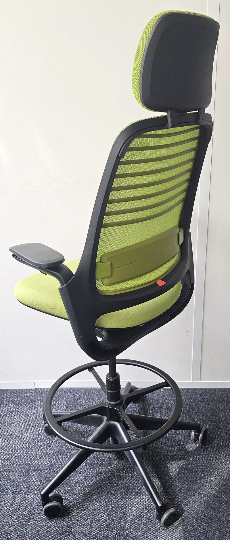 FAUTEUIL DE BUREAU HAUT A HAUTEUR AJUSTABLE ET TETIERE, SOUTIEN LOMBAIRE DE MARQUE STEELCASE MODELE SERIES 1 DOSSIER EN RESILLE DE COULEUR VERT POMME, ASSISE ET TETIERE EN TISSU DE COULEUR VERT POMME REPOSANT SUR UN PIETEMENT ETOILE A ROULETTES ET UN REPOSE PIED EN ACIER LAQUE NOIR. HAUTEUR MIN : 130 CM ; HAUTEUR MAX : 148 CM ; 64 X 64 CM. 3 UNITES. VENDU A L'UNITE AVEC FACULTE DE REUNION. LOCALISATION -> BAT A : RDC E