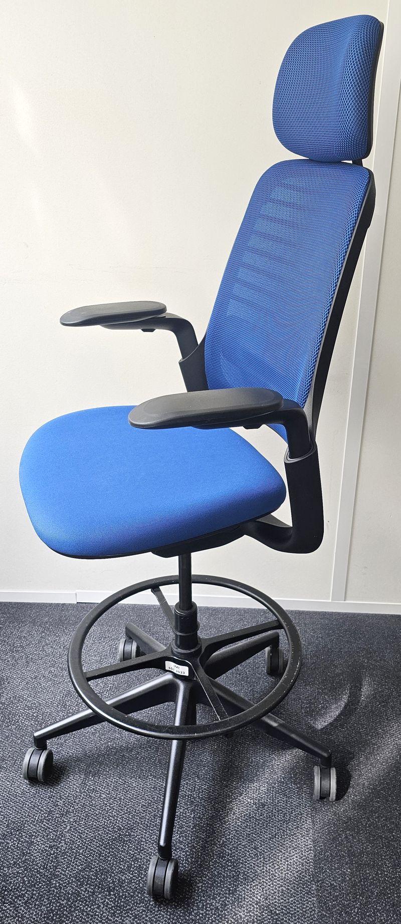 FAUTEUIL DE BUREAU HAUT A HAUTEUR AJUSTABLE ET TETIERE, SOUTIEN LOMBAIRE DE MARQUE STEELCASE MODELE SERIES 1 DOSSIER EN RESILLE DE COULEUR BLEUE, ASSISE ET TETIERE EN TISSU DE COULEUR BLEUE REPOSANT SUR UN PIETEMENT ETOILE A ROULETTES ET UN REPOSE PIED EN ACIER LAQUE NOIR. HAUTEUR MIN : 130 CM ; HAUTEUR MAX : 148 CM ; 64 X 64 CM. 2 UNITES. VENDU A L'UNITE AVEC FACULTE DE REUNION. LOCALISATION -> BAT A : RDC E