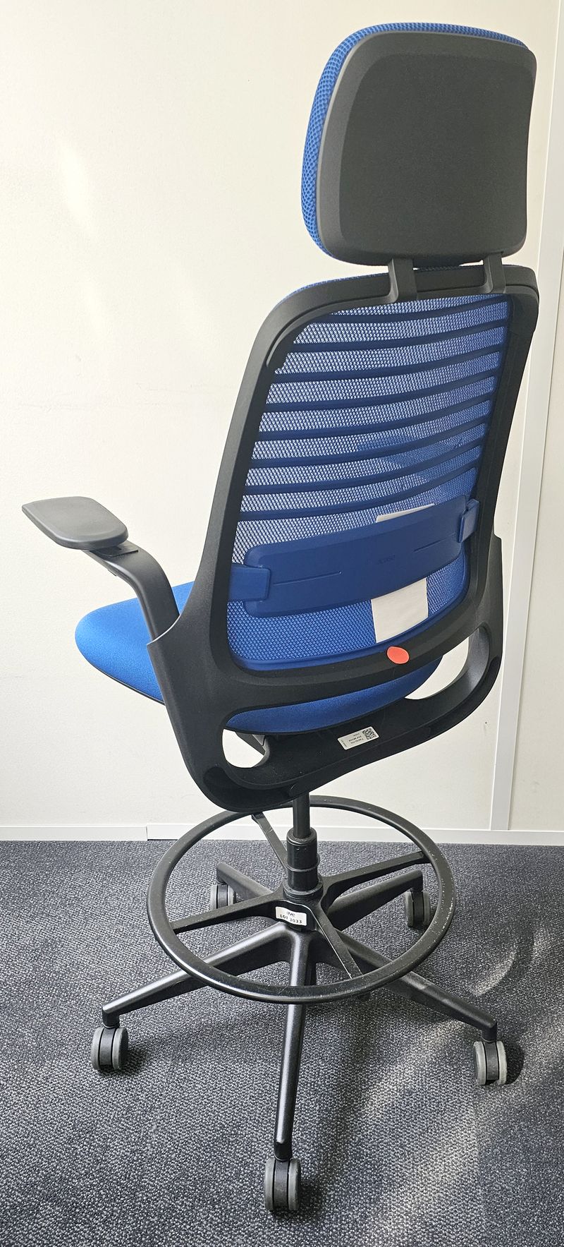 FAUTEUIL DE BUREAU HAUT A HAUTEUR AJUSTABLE ET TETIERE, SOUTIEN LOMBAIRE DE MARQUE STEELCASE MODELE SERIES 1 DOSSIER EN RESILLE DE COULEUR BLEUE, ASSISE ET TETIERE EN TISSU DE COULEUR BLEUE REPOSANT SUR UN PIETEMENT ETOILE A ROULETTES ET UN REPOSE PIED EN ACIER LAQUE NOIR. HAUTEUR MIN : 130 CM ; HAUTEUR MAX : 148 CM ; 64 X 64 CM. 2 UNITES. VENDU A L'UNITE AVEC FACULTE DE REUNION. LOCALISATION -> BAT A : RDC E